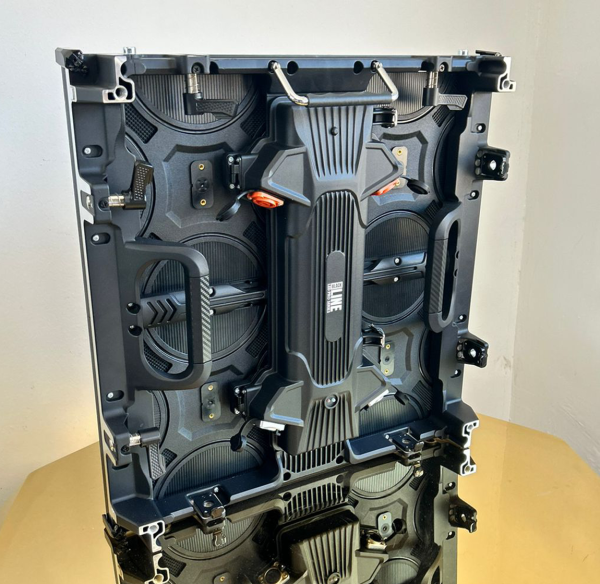 Pantalla LED 3D P3.91 Outdoor Curva 45° – Black Pro Series (Gabinete 500×500mm)